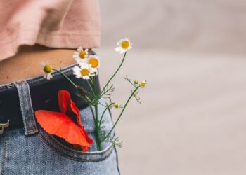 The actual theory behind why women clothing don’t come with pockets